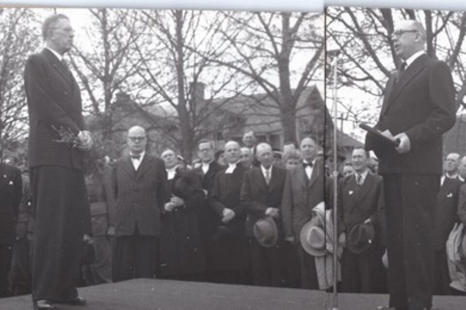 Kommunalfullmäktiges ordförande Olof Mårtensson håller tal för kung Gustaf VI Adolf med talet i hatten vid Eriksgatan 1954.