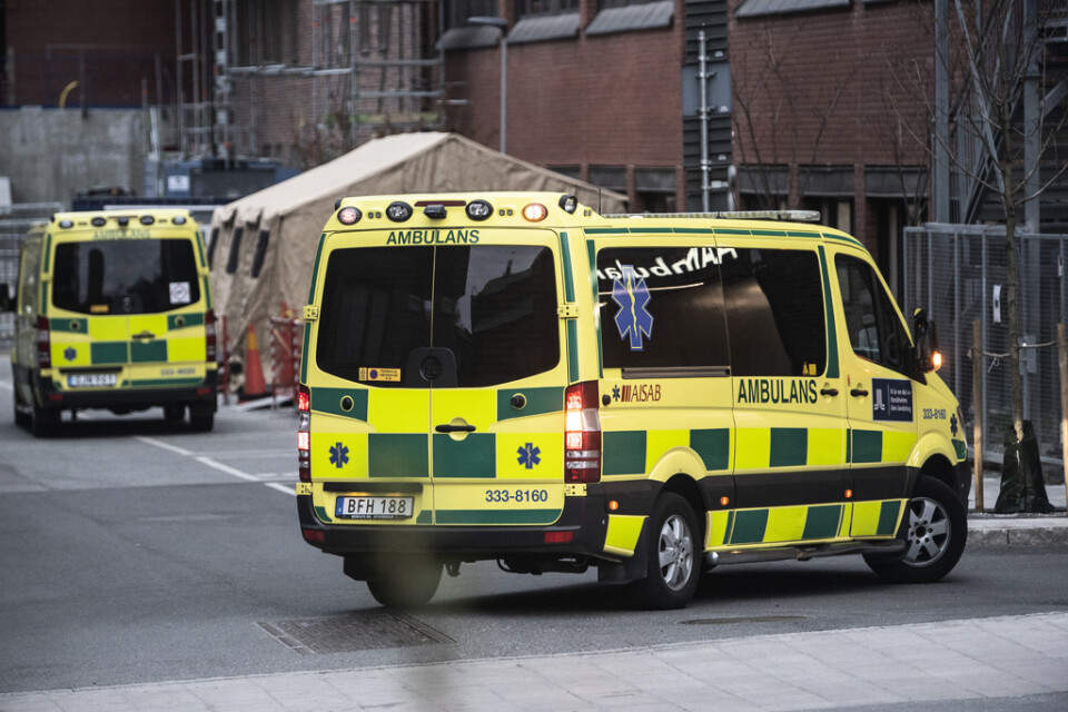 Brandmän och militärer har fått arbeta i ambulanser när coronapandemin lett till personalbrist. Arkivbild.