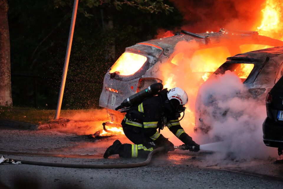 Omkring 17 bilar skadades i flera bilbränder nordväst om Stockholm i natt.