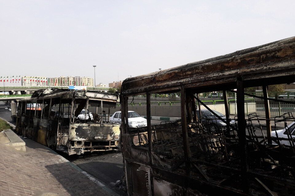 Bussar och bilar brändes under protesterna i Teheran under helgen. Bilden kommer från den iranska nyhetsbyrån ISNA.