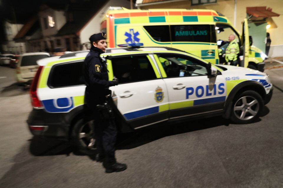 Polis och ambulans där en skottlossning inträffat i området Eriksfält i Malmö på måndagskvällen.