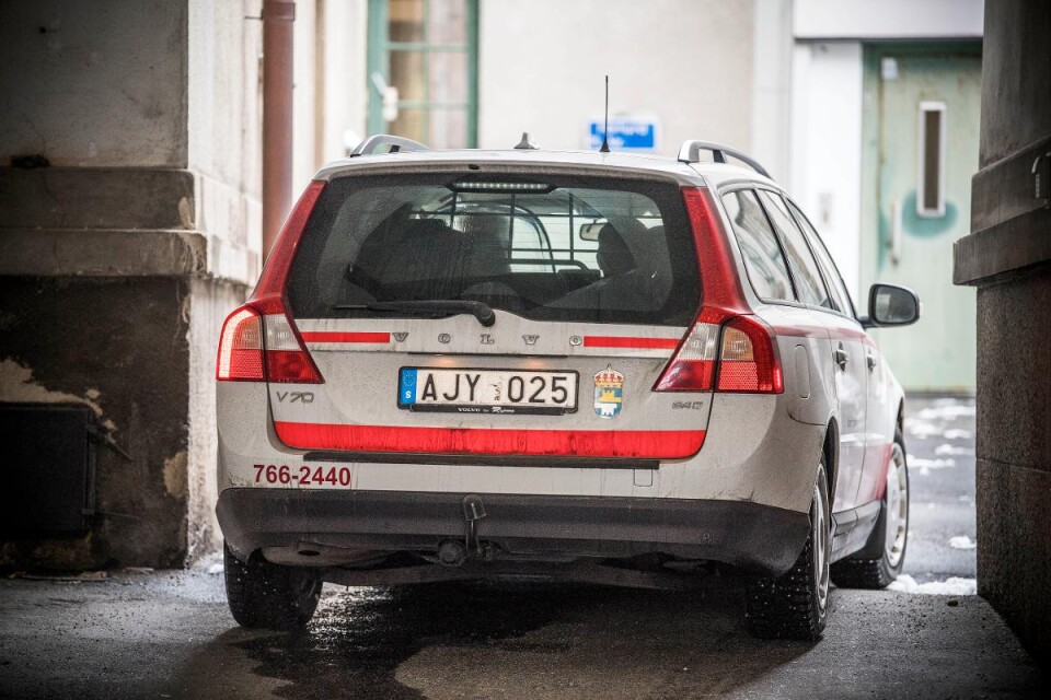 Häktesbilen med den misstänkte sportprofilen kommer till tingsrätten. Foto: Mattias Mattisson