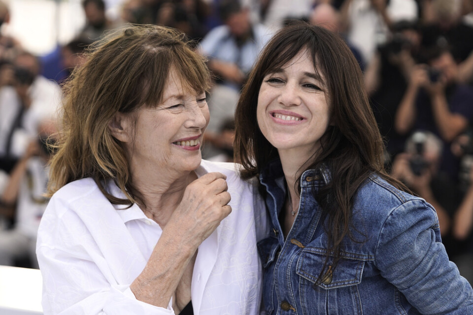 Jane Birkin tillsammans med dottern Charlotte Gainsbourg på filmfestivalen i Cannes i maj förra året. Arkivbild.