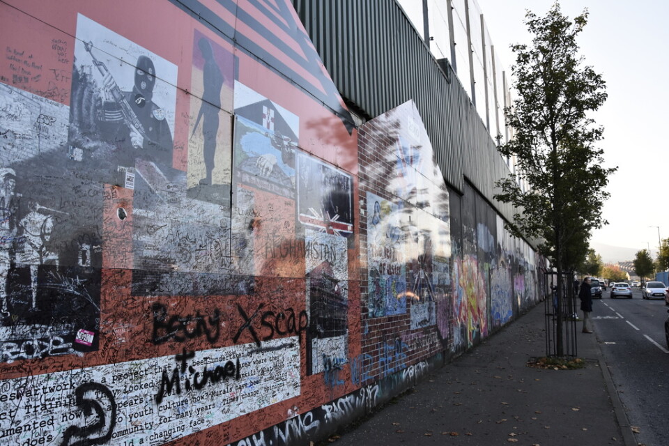 Belfast hyser fortfarande ett stort antal så kallade "fredsmurar", som åtskiljer katolska och protestantiska bostadskvarter. På murarna finns mängder av målningar som glorifierar den egna sidans väpnade insatser under de värsta orosåren på 1970- och 80-talen.