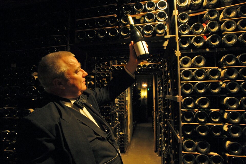 Den världskända vinkällaren på La Tour d'Argent restaurant in Paris innehåller många dyra flaskor – men ingen så dyr som den cognac som nu sålts för 1,3 miljoner svenska kronor. Arkivbild.