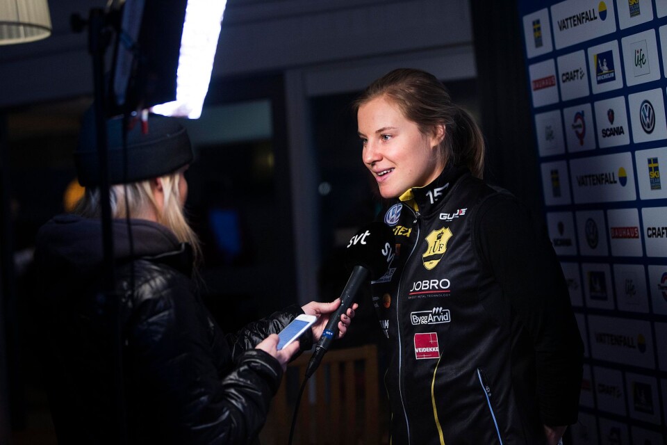 Hanna Falk var ett hett eftertraktad för intervjuer i går när det svenska landslaget kallade till presskonferens. Hanna kör i dag i UIF:s gulsvarta dress.