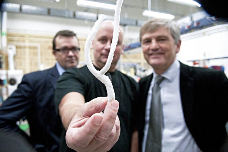 Kärlkirurgen Erney Mattsson och biomatematikern Torbjörn Lundh har med hjälp av Textilhögskolan tagit fram ett nytt rör för bypassoperationer.