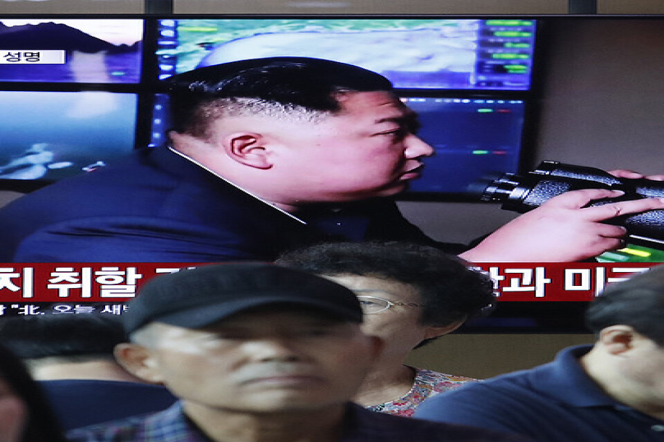 En tv-skärm på Seouls centralstation, med bilder på Kim Jong-Un, i tisdags.