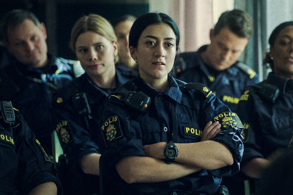 Gizem Erdogan som polisen Leah i "Tunna blå linjen". Pressbild.