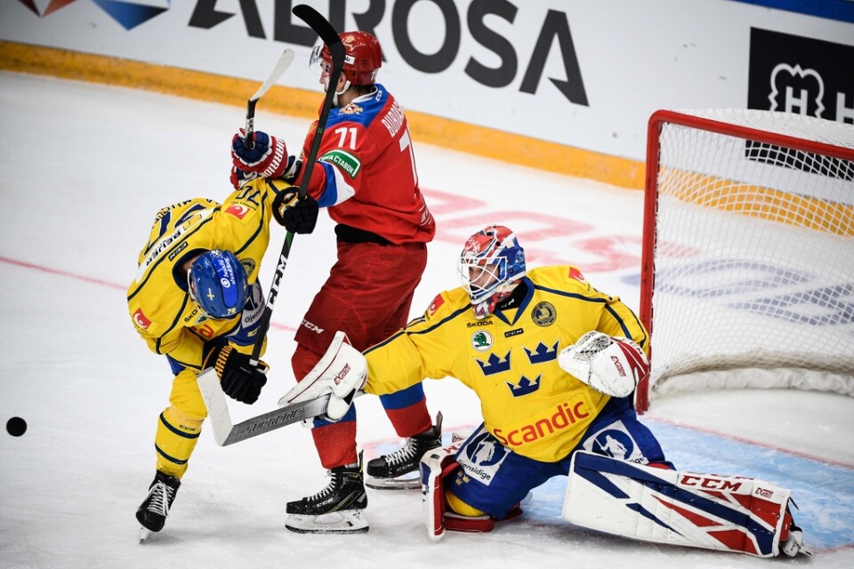 Svenske målvakten Lasse Johansson håller koll på både puck och spelare i segermatchen mot Ryssland, där han blev stor matchvinnare med 43 räddningar.