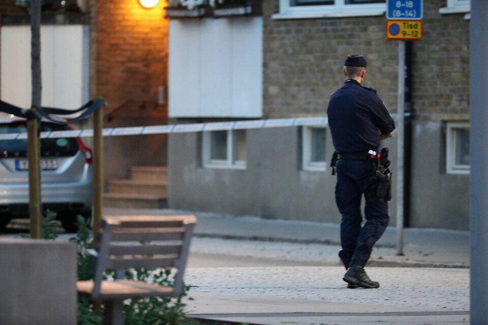 Polisen tittar på kopplingar mellan skottlossningen och sprängladdningarna. Bilden är från avspärrningar vid platsen för skottlossningen.