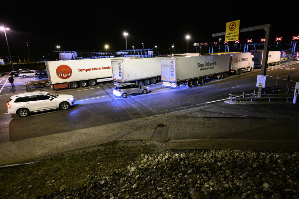 Köer vid betalstationen på Lernacken efter att all fordons- och tågtrafik på Öresundsbron stoppats i båda riktningarna på onsdagskvällen.