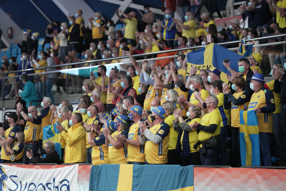 Svenska supportrar med munskydd under handbolls-VM 2021. Arkivbild.