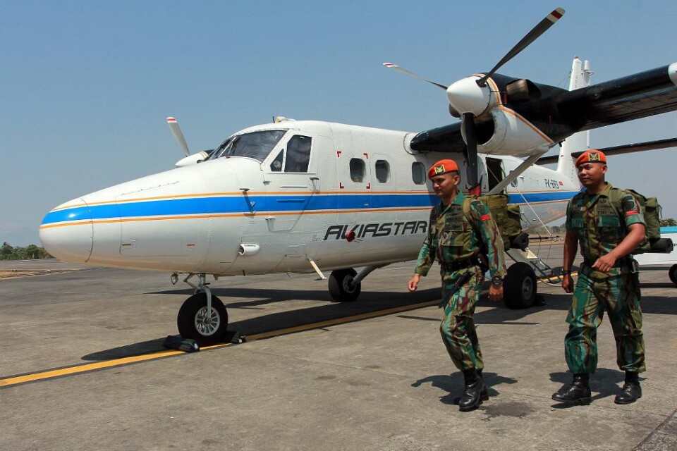 Räddningsarbetare säger att man hittat det flygplan med tio ombord som sedan i fredags saknas i östra Indonesien. Enligt myndigheterna förlorade man radiokontakten med planet 30 minuter innan det skulle landa i staden Makassar på ön Sulawesi.