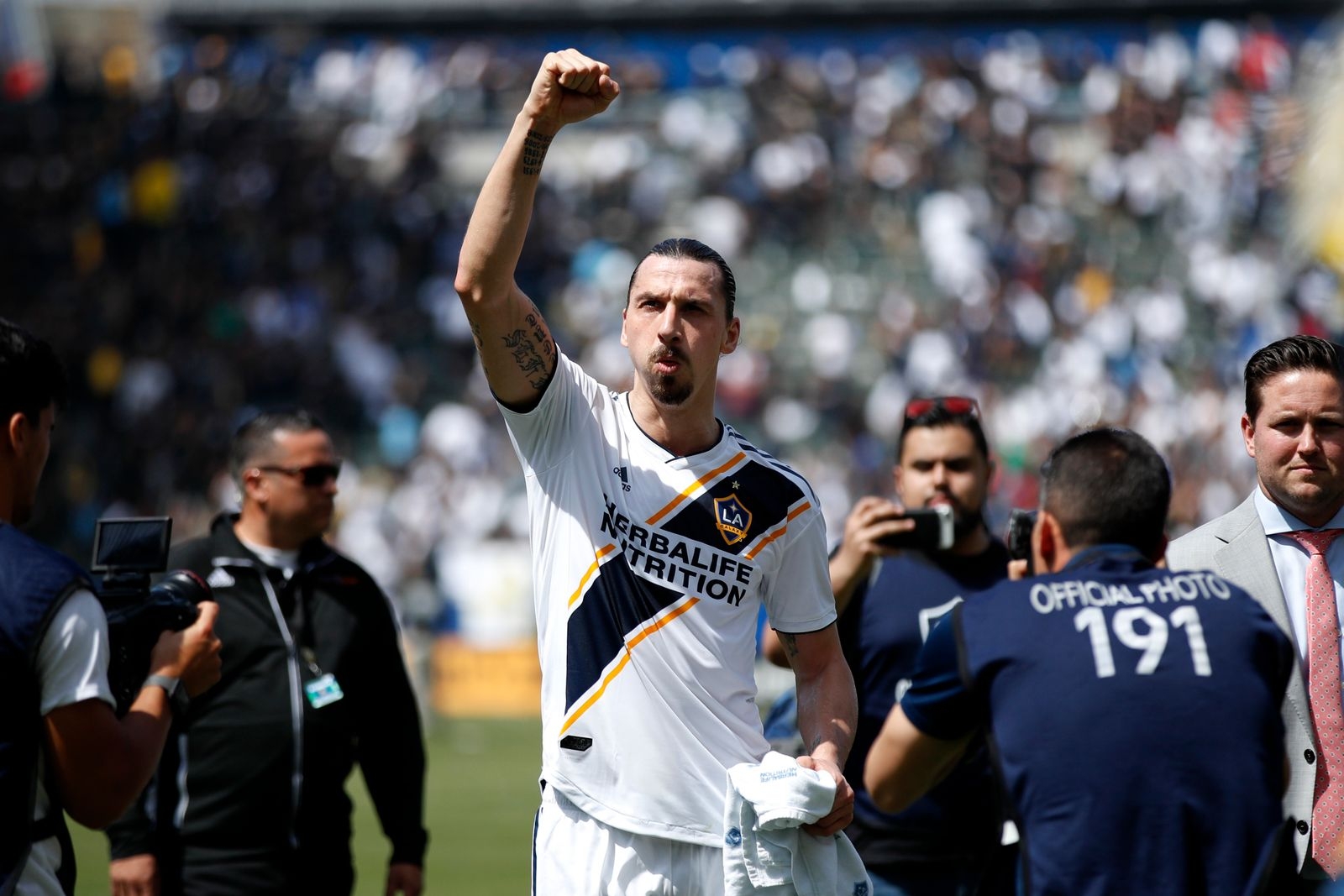 Los Angeles Galaxy's Zlatan Ibrahimovic, of Sweden, acknowledges the fans as he walks off the field after an MLS soccer match against the Los Angeles FC Saturday, March 31, 2018, in Carson, Calif. The Galaxy won 4-3. (AP Photo/Jae C. Hong)