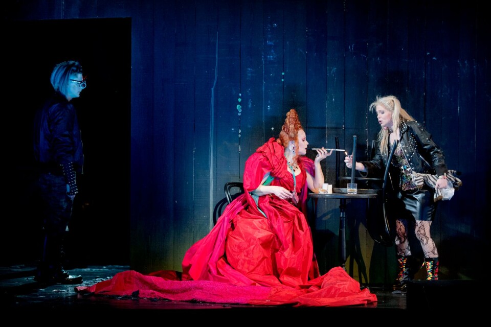 Titania (Hege Gustava Tjønn) och flickan (Eir Inderhaug) i Hans Gefors opera ”Parken”.