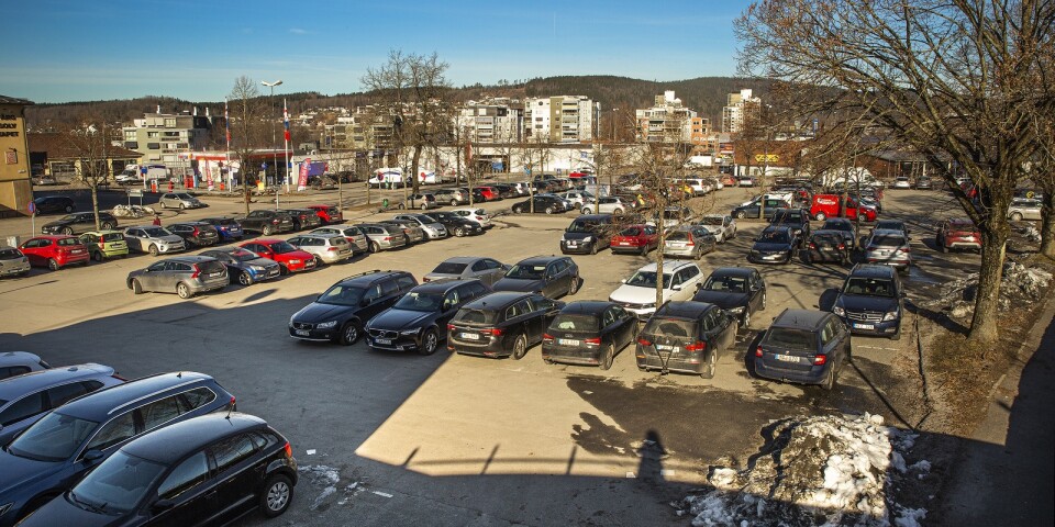 Marknadsplatsen, med sina 170 parkeringsplatser, ska enligt planförslaget öppnas för bostadsbyggande.