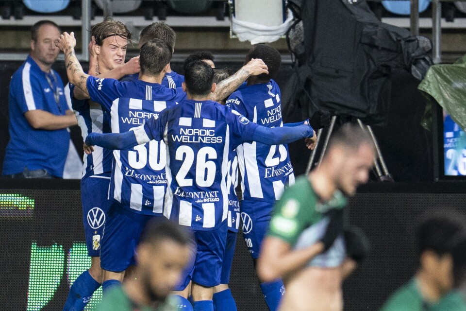 IFK Göteborg jublar efter August Erlingmarks ledningsmål mot Varberg. Målskytten ses längst till vänster i gruppen av blåvita spelare. Varbergs spelare är inte lika glada.