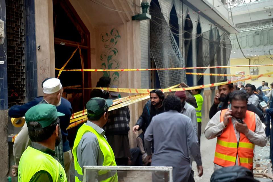 Räddningsarbetare har samlats vid moskén där bomben exploderade under fredagsbönen.
