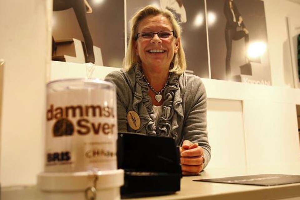 Annika Svärd på Kapp-Ahl säger att många kunder har valt att lägga sina 50-öringar i insamlingsbössan till kampanjen Dammsug Sverige.