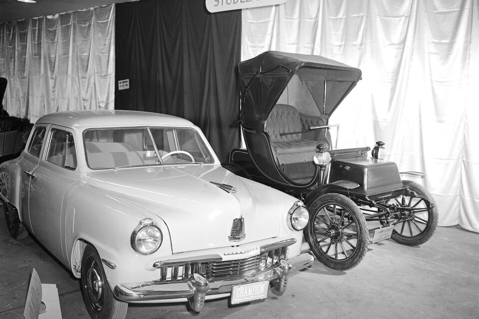Liten bilhistoria i form av två Studebaker: en bensindriven från 1947 och en batteridriven från 1902.