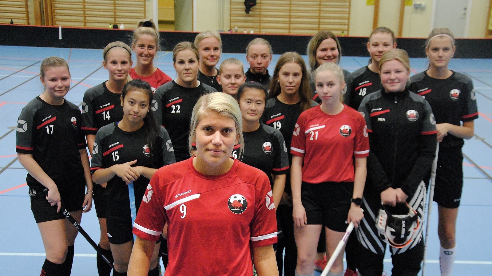 Lönsboda IBK:s damlag är till stor del en hemvävd mix men innehåller även tjejer från Osby, Broby och Älmhult. Jasmine Berg är spelande tränare för division två-laget.  Foto: Marika Höghäll