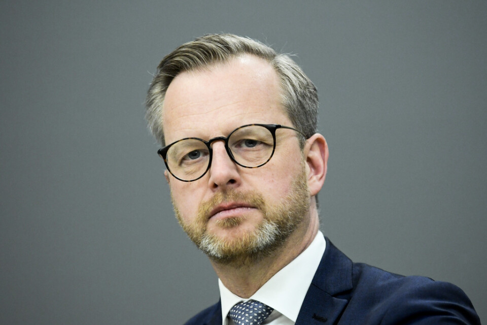 Riksdagens justitieutskott vill att riksdagen slänger inrikesminister Mikael Dambergs (S) förslag, om krav på tillstånd för lösa vapenmagasin, i papperskorgen.