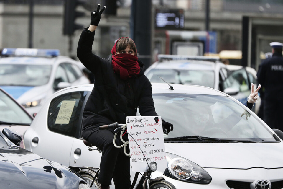 Ett dussintal kvinnor i bilar och på cyklar samlades för en protest i Warszawa under tisdagseftermiddagen.