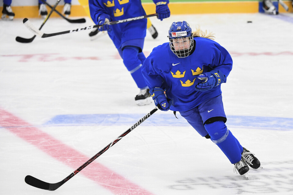 Lina Ljungblom, här under en träning med Damkronorna under ishockey-VM 2019, är klar för spel i Modo. Arkivbild.