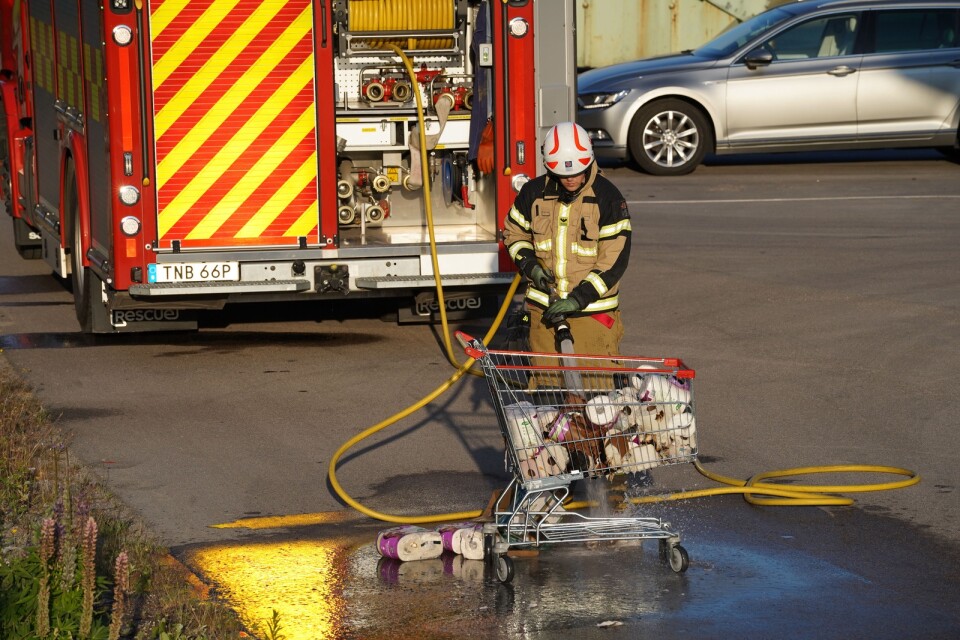 Polis och räddningstjänst kallades till den misstänkta mordbranden på Dollarstore i Växjö.