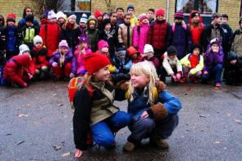 Edona Berisha och Linnéa Lindén har blivit kompisar genom det samarbete som har inletts på Krungårdsskolan för att flyktingbarn och svenska barn ska lära känna varandra.
FOTO: ÅSA BOREFUR