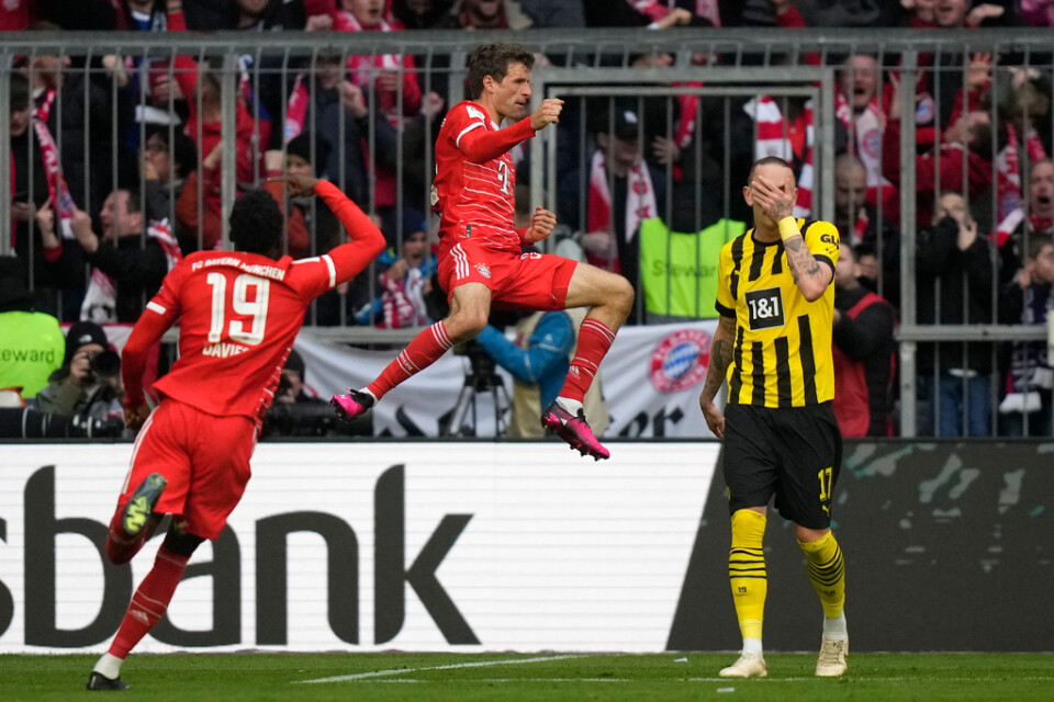 Bayerns tvåmålsskytt Thomas Müller, i mitten, firar sitt 3–0-mål i seriefinalen medan Dortmunds Marius Wolf har lättare att hålla sig för skratt.