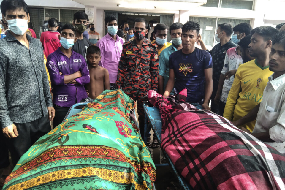 Människor samlas runt offren för blixtnedslagen i västra Bangladesh.