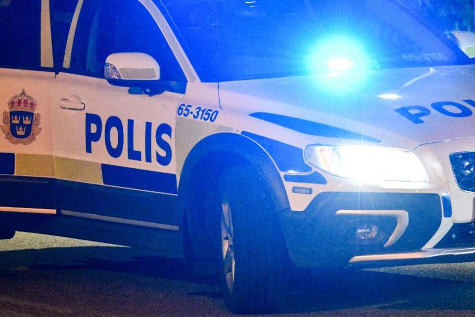 En kvinna har utsatts för en överfallsvåldtäkt på en gångväg i Täby norr om Stockholm under onsdagskvällen, skriver Aftonbladet. - Ingen är gripen. Det var kvinnan själv som ringde in och vi förhör henne nu, säger Fredrik Andersson, vakthavande befäl v