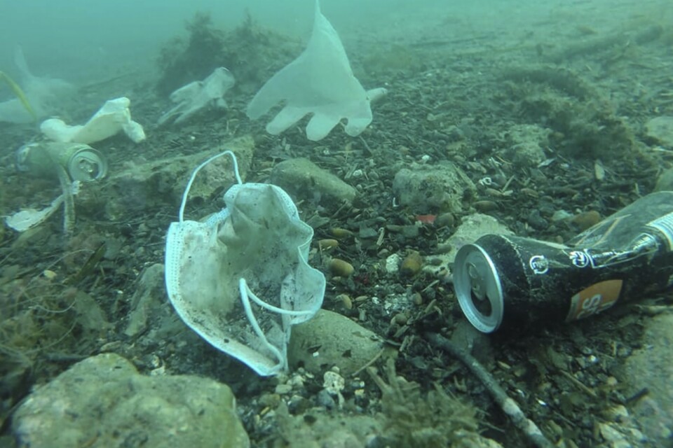 Plastavfall och annat skräp på botten utanför Antibes, i södra Frankrike. Arkivbild.