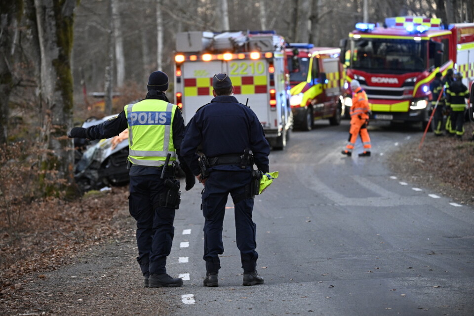 Flera personer klämdes fast efter att en personbil kört in i ett träd två mil utanför Hässleholm.
