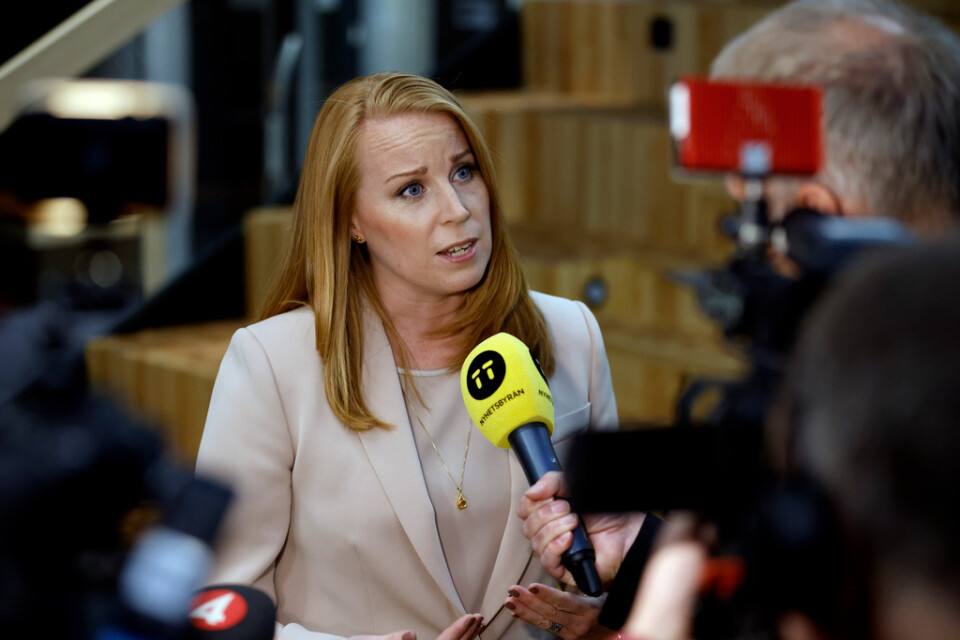 Centerpartiets partiledare Annie Lööf möter pressen inför SVT:s partiledardebatt som sänds från tv-huset på fredagen.