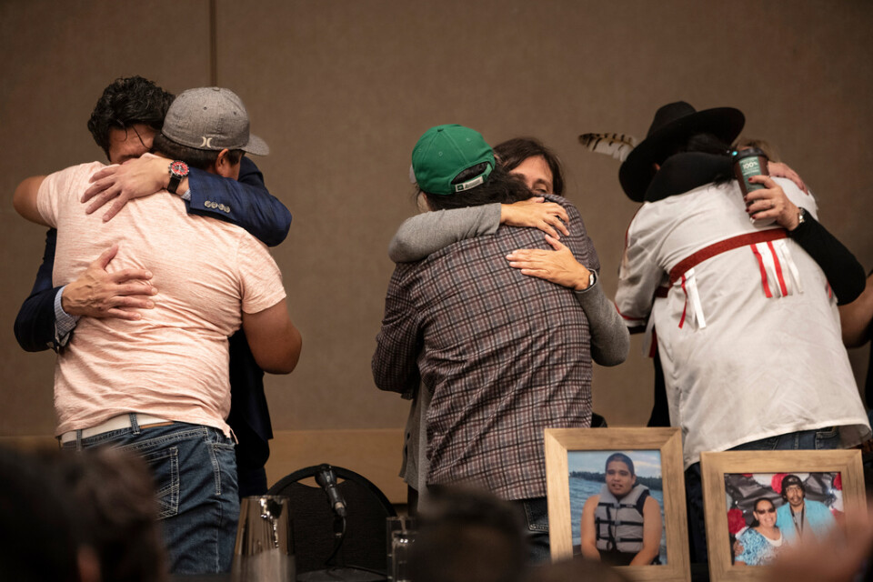 Familjemedlemmar till offren för massmordet i Kanada kramar om varandra i samband med en presskonferens under onsdagen.
