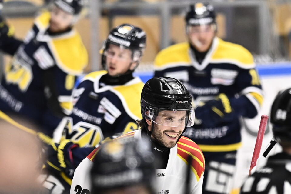 Brynäs Oula Palve firar 4–0-målet medan HV71-spelarna deppar.