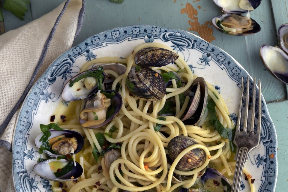 En läcker pastaklassiker med små musslor, vitt vin och vitlök.