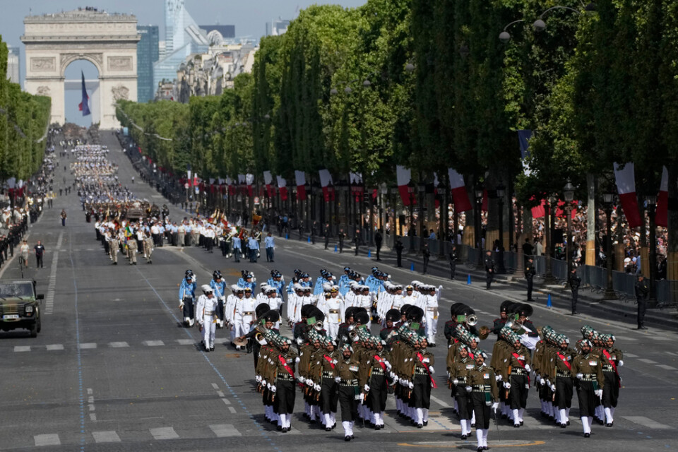 Indiska soldater marscherar längs paradgatan Champs Élysées i Paris.