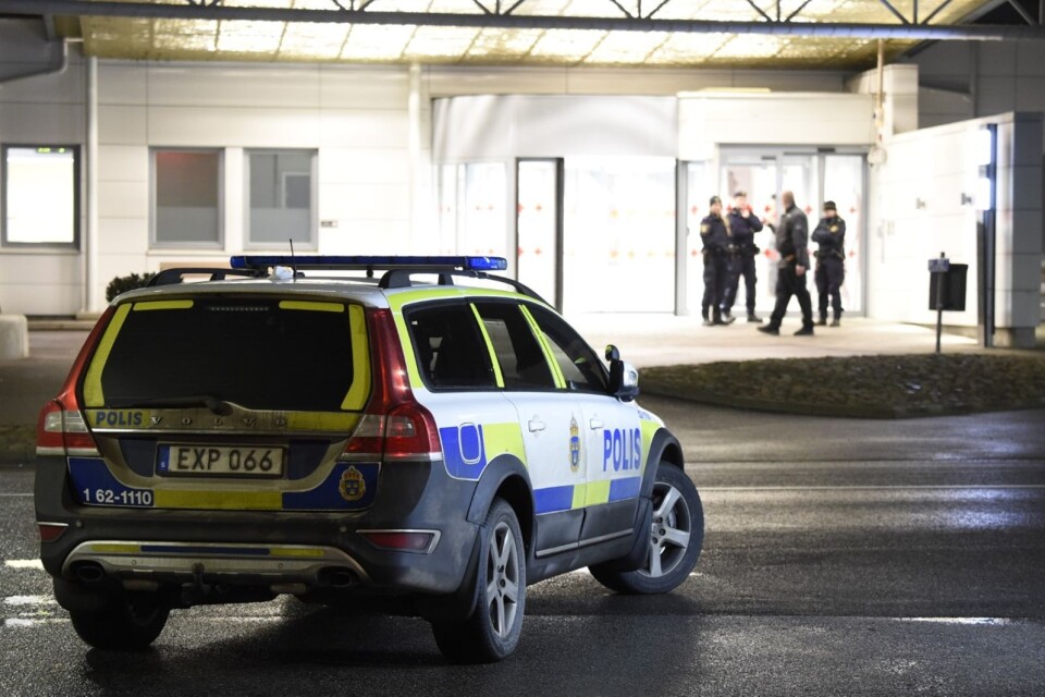 Polisen var på plats vid akuten efter skottlossningen på Långebro i måndagskväll.