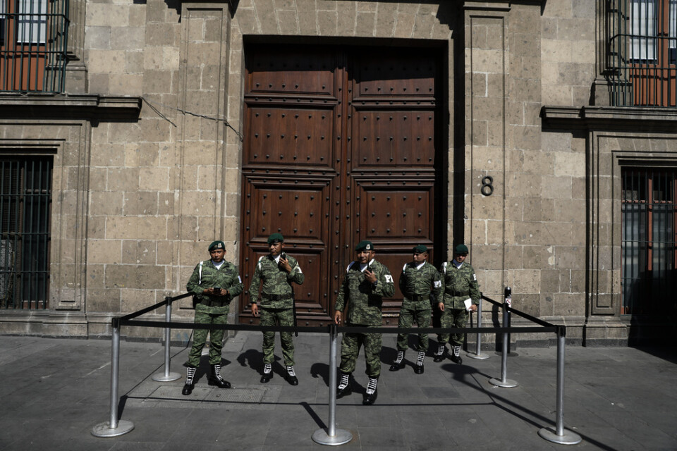 Militärpolis utanför entrén till Nationalpalatset i Mexico City. Presidenten var ute på resa i samband med en skottlossning i närheten på lördagen. Bilden är tagen i torsdags.