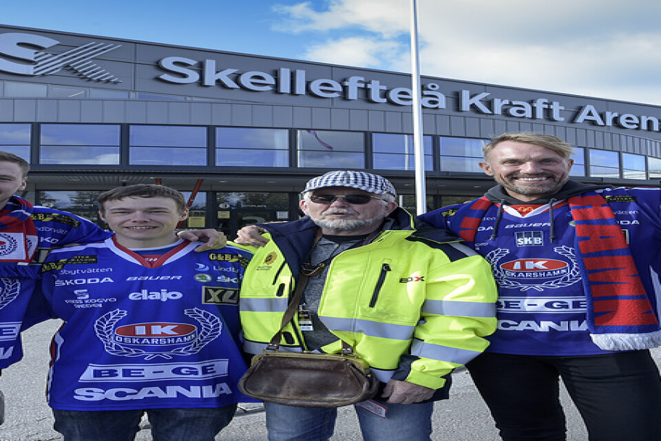 Andreas Hauge Sjöstrand (vänster), Jonas Forsberg (tvåa från vänster) och Per Sandberg (tvåa från höger) cyklade 125 mil för att se Oskarshamns SHL-premiär i Skellefteå Kraft arena. Övriga personer på bilden: Anders Lindroth och Thomas Björklund.