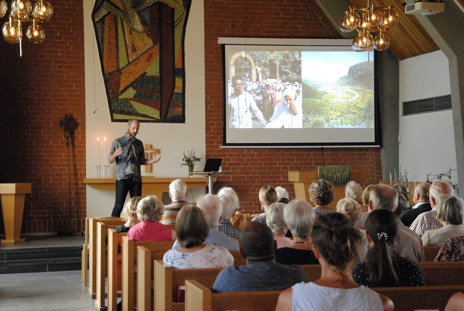 Västerkyrkan var nästan fullsatt när Samuel Larsson berättar om Afrika och sitt spännande arbete.Foto: Sharon Wong