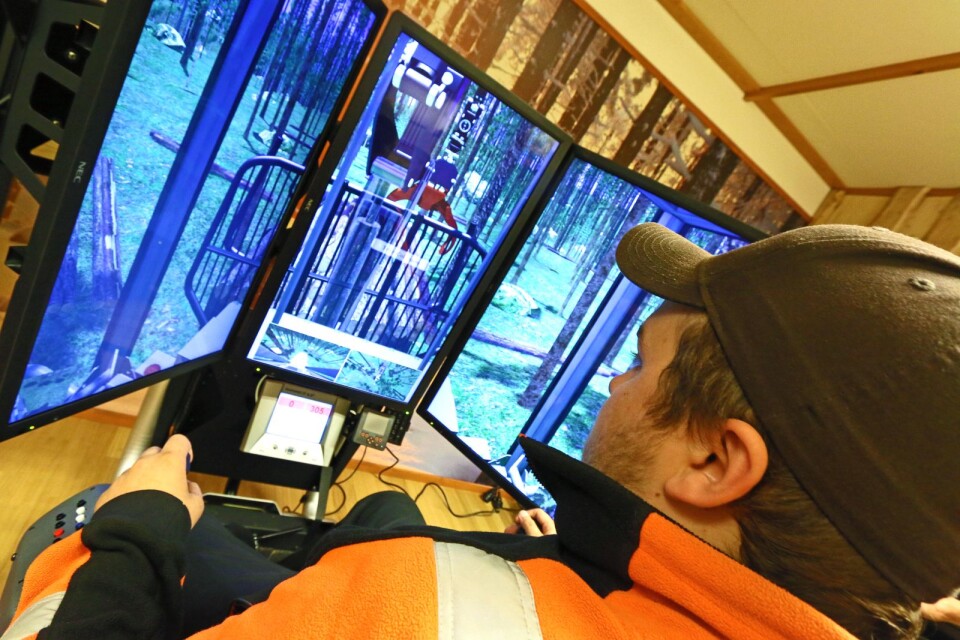 Testa på att köra skogsmaskin på Naturbruksgymnasiet i Svenljungas simulatorer under deras öppet hus i helgen.