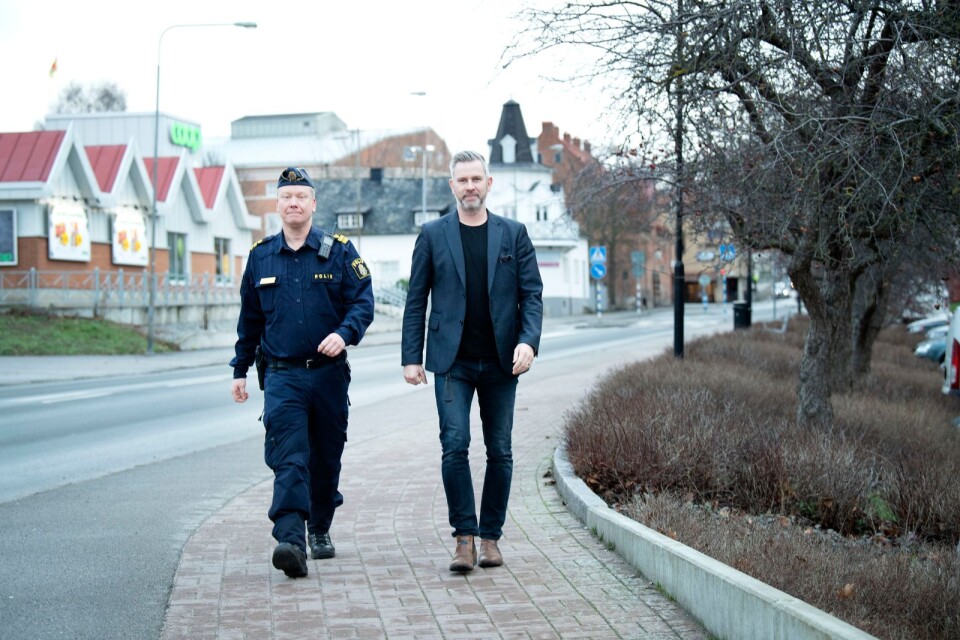 Kommunpolis Mats Hadartz (t v) och kommunens säkerhetssamordnare Anders Borgman kan konstatera att Sölvesborgs centrum har blivit en betydligt lugnare plats jämfört med i somras.