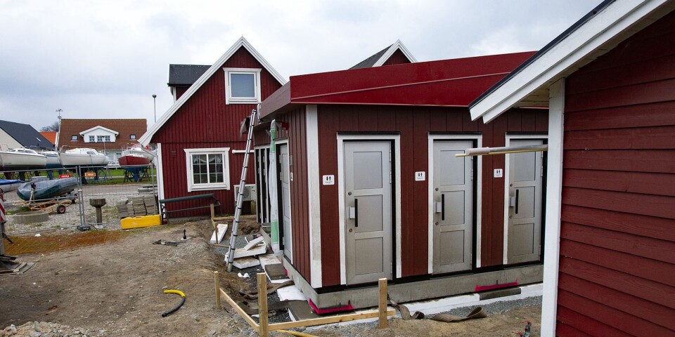 Den nya toalett- och servicebyggnaden lyftes på plats i Gislövs läge på måndagsmorgonen.