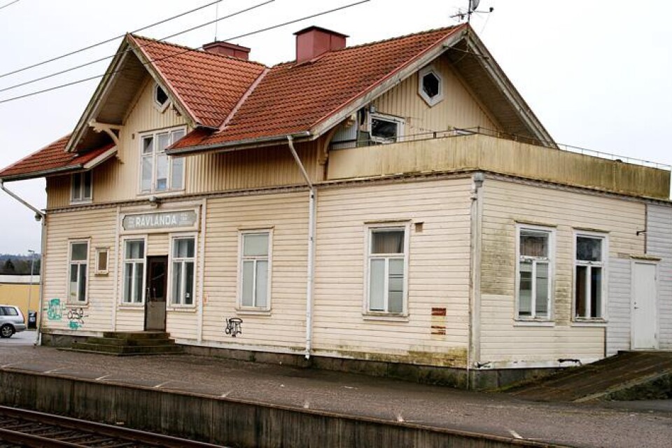 Rävlandaborna vill att kommunen köper stationen.