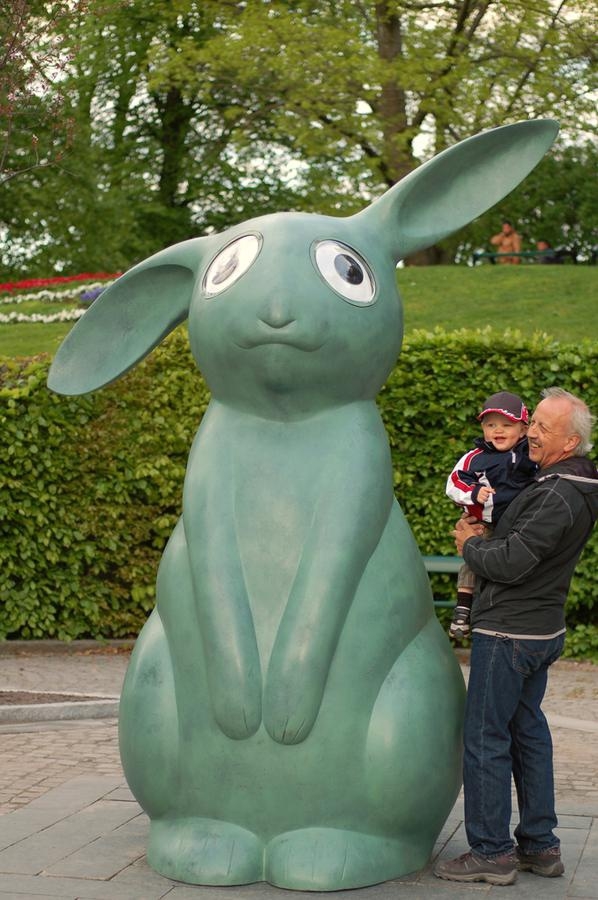Kaninen, morfar och Arvid. Det är roligt med konst. Forograf: Magnus Stedt.